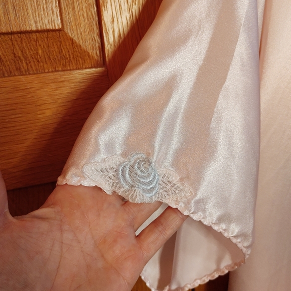 Vintage Val Mode pale pink satin scalloped edge robe - Picture 8 of 11
